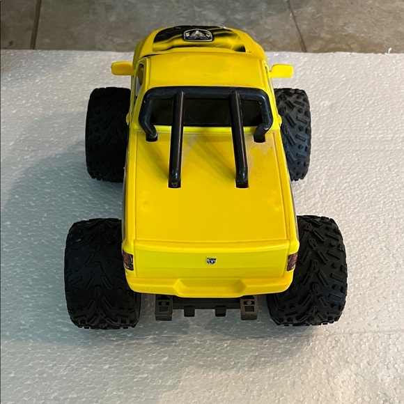 🚗 Remote Control Car Set - Yellow, Red, Gray - Picture 7 of 16